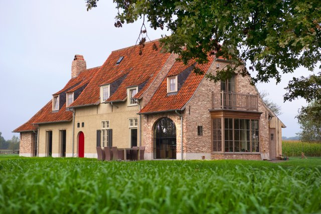 Exclusief landhuis in Vlaamse hoevestijl met bijgebouwen op ca. 2ha te Beernem 