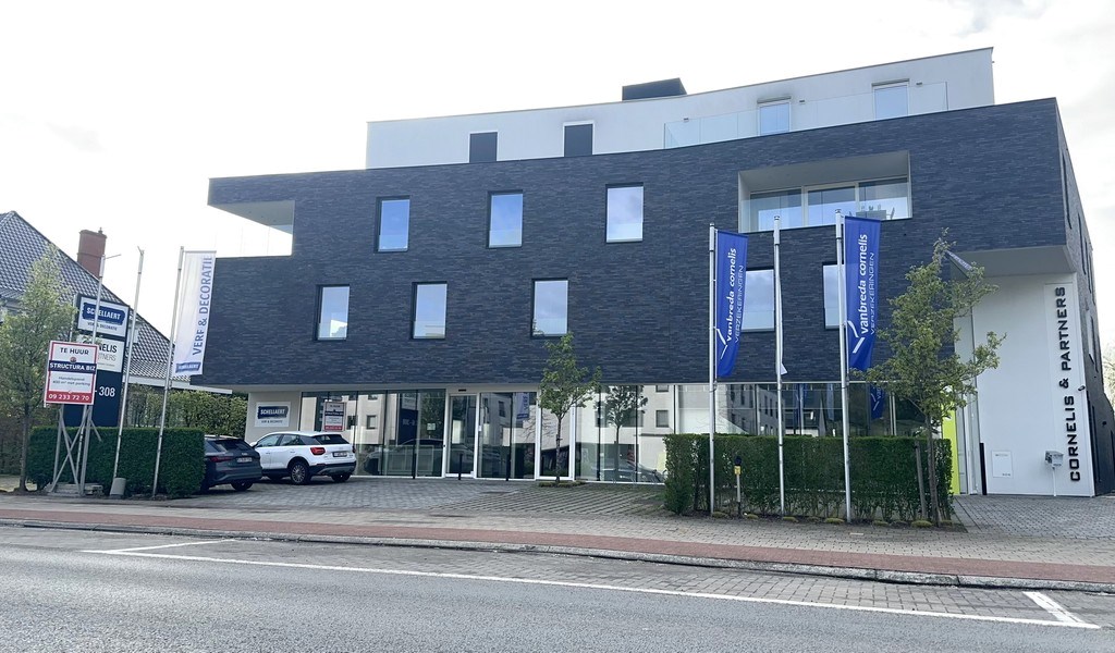 Commercieel gelegen handelspand te huur bij R4 in Merelbeke