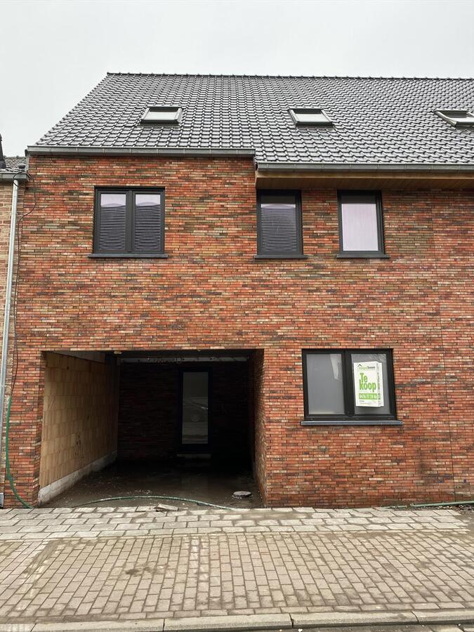 Nieuwbouwwoning met 4 slaapkamers en carport te Ichtegem 