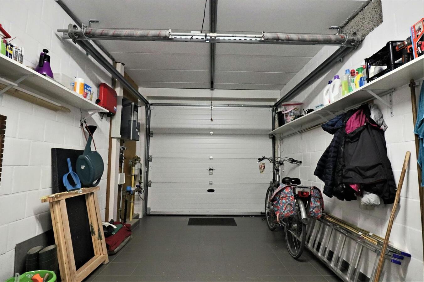 Verrassend ruime woning met garage in nieuwbouwwijk te Oostende 