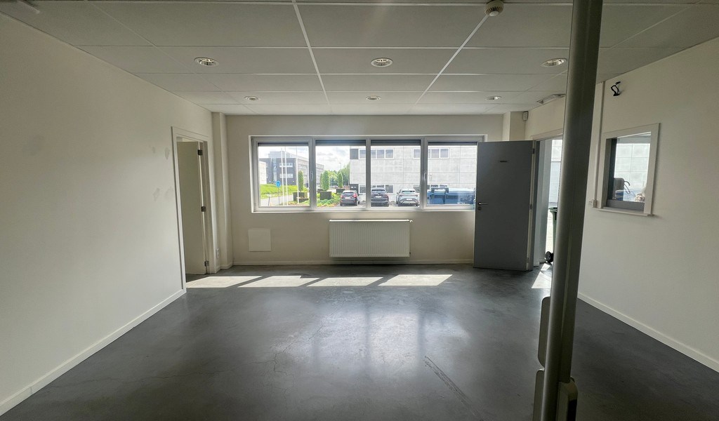 Bedrijfsgebouw met laadkade en kantoren te huur in Zottegem