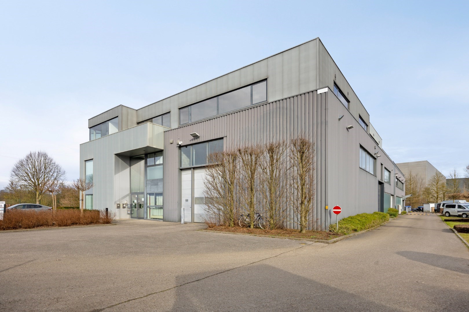 Kantoor te koop in het industriepark te Haasrode/Heverlee met 14 parkings - opp. 626 m&#178; - verkoop van aandelen 