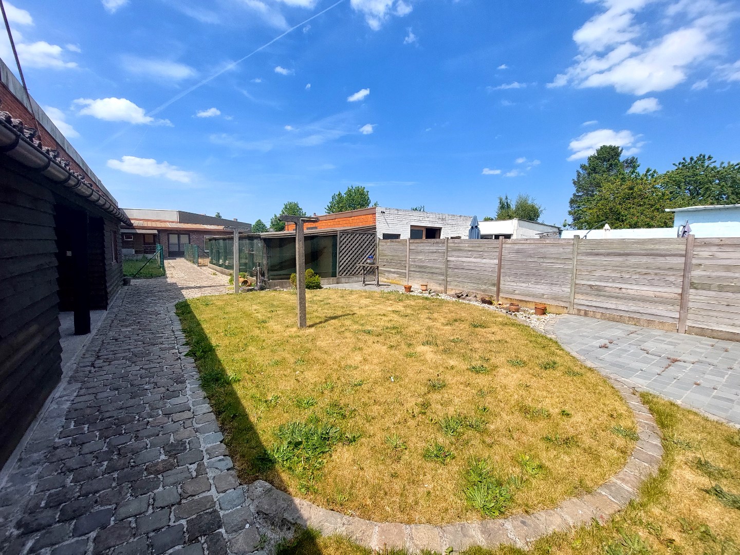 Halfopen bebouwing met ruime tuin en garage 