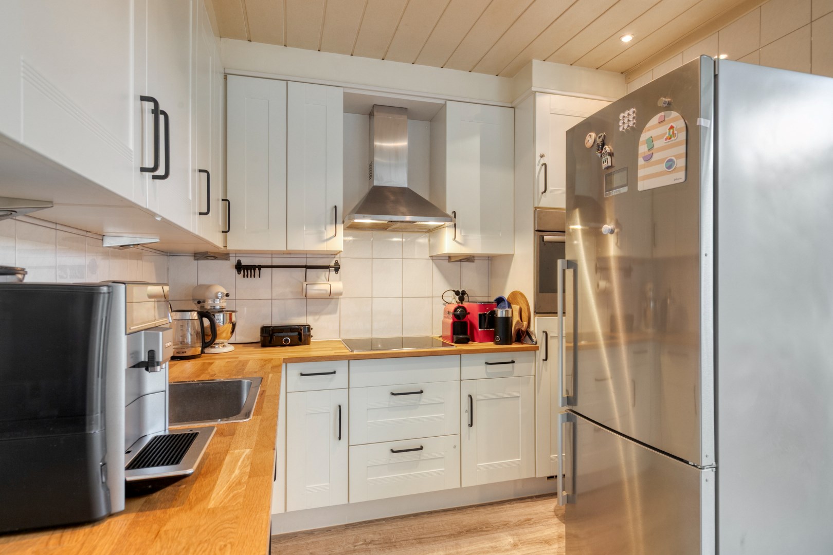 Keurige 5-kamer tussenwoning met fraaie keuken en badkamer, ruime achtertuin en gelegen op eigen grond! 