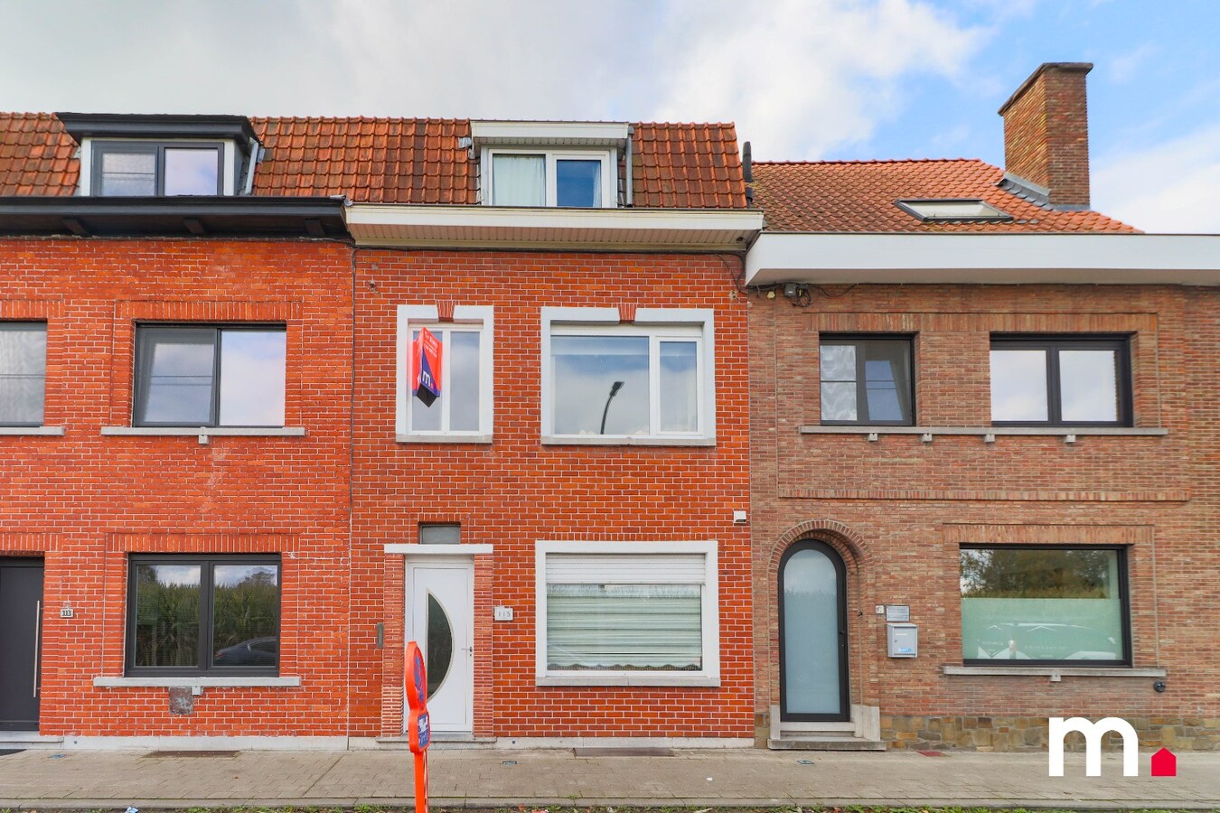 Goed gelegen en volledig instapklare woning met hele ruime tuin en uitweg achteraan ! 