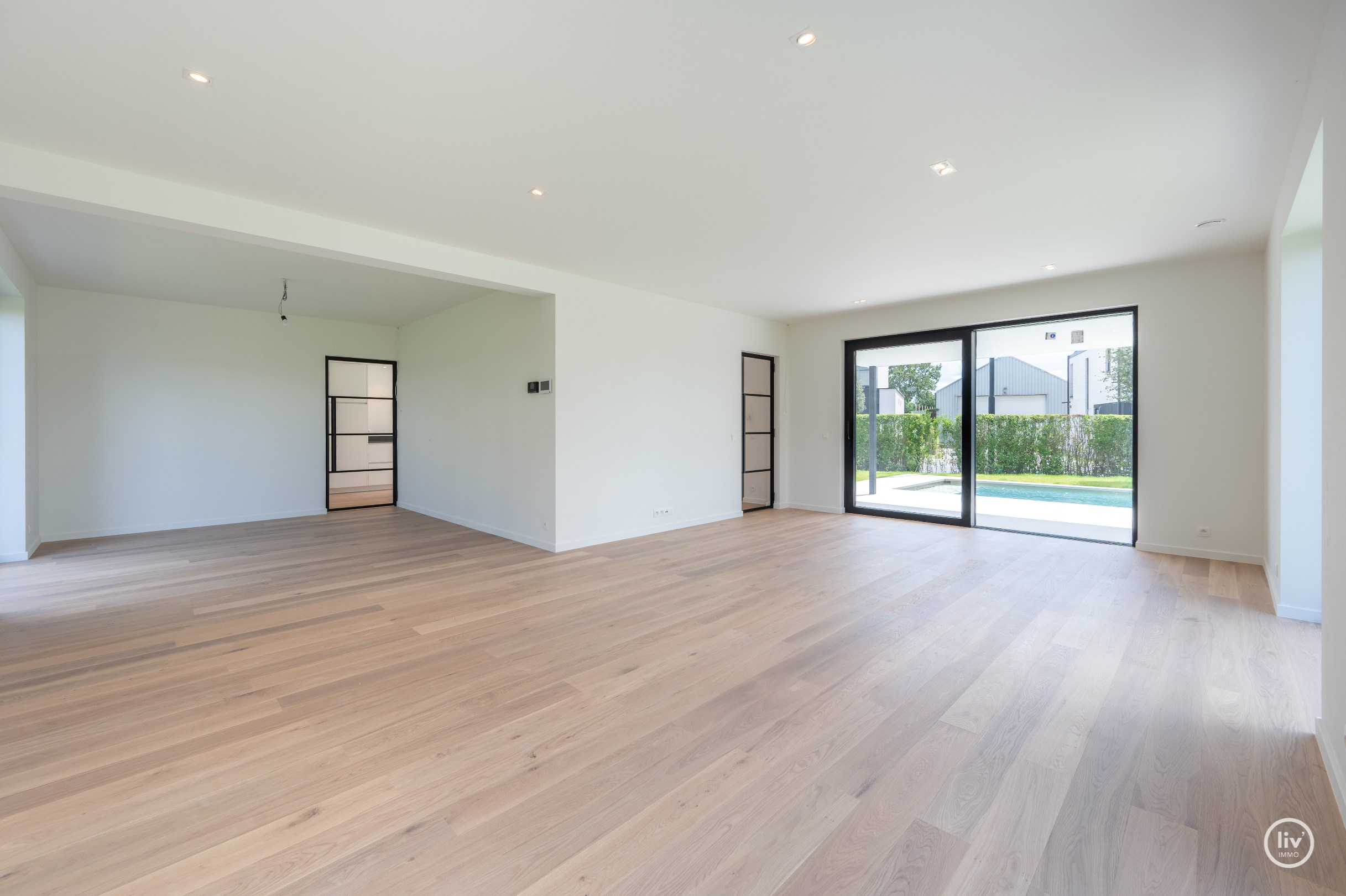 Prachtige alleenstaande en energiezuinige villa met zwembad en alle hedendaags modern comfortgelegen op een terrein van 699 m&#178; en dit in een residenti&#235;le villawijk te Knokke-Heist. 