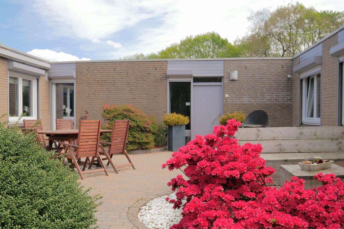 Instapklare bungalow met zwembad en zonnepanelen 