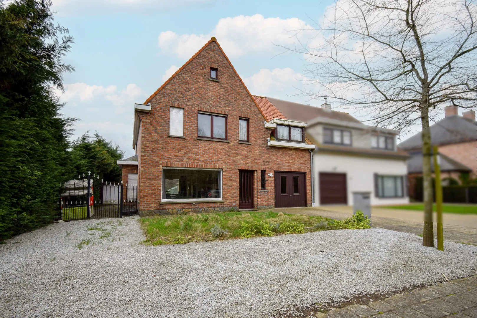 Halfopen gezinswoning met 4 slaapkamers op ruim perceel