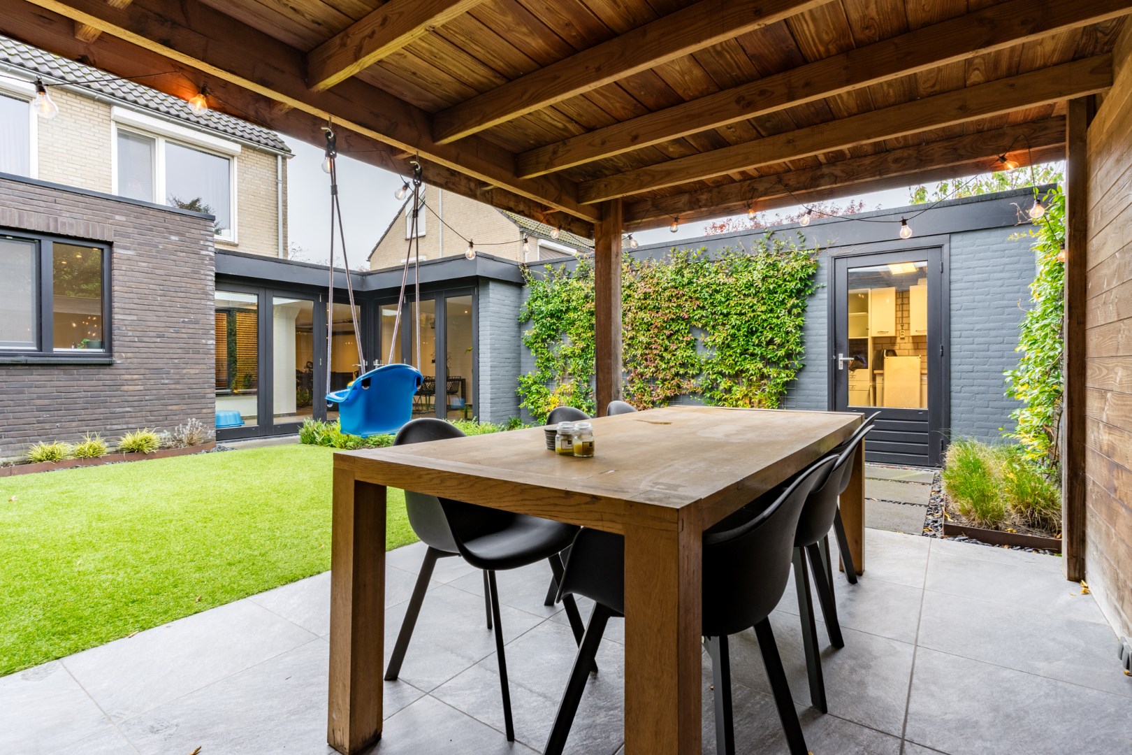 Moderne tweekapper met garage / berging, tuin en tuinkamer gelegen in een rustige kindvriendelijke  woonomgeving. Energielabel B. 