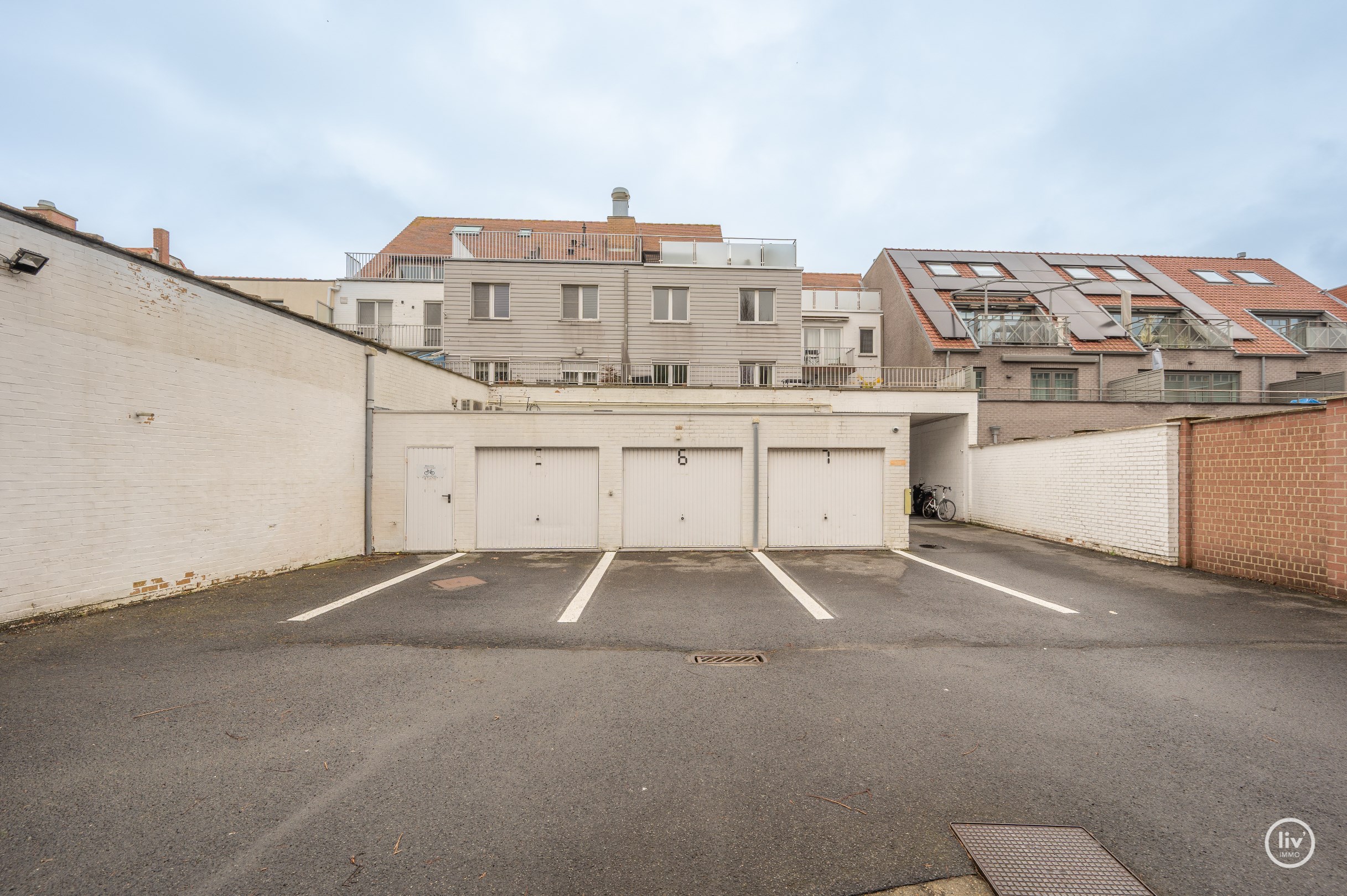 Instapklaar app.met 2 slaapkamer te Centrum Knokke, mogelijkheid tot aankoop van garage in het gebouw. 