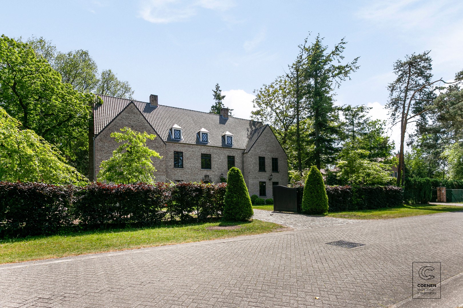 Exclusieve ruime villa (label B) in Hof ter Linden te Schilde met lift, zonnige tuin, 4 slp&#39;s en 4 BK&#39;s op een perceel van 2001m&#178; 