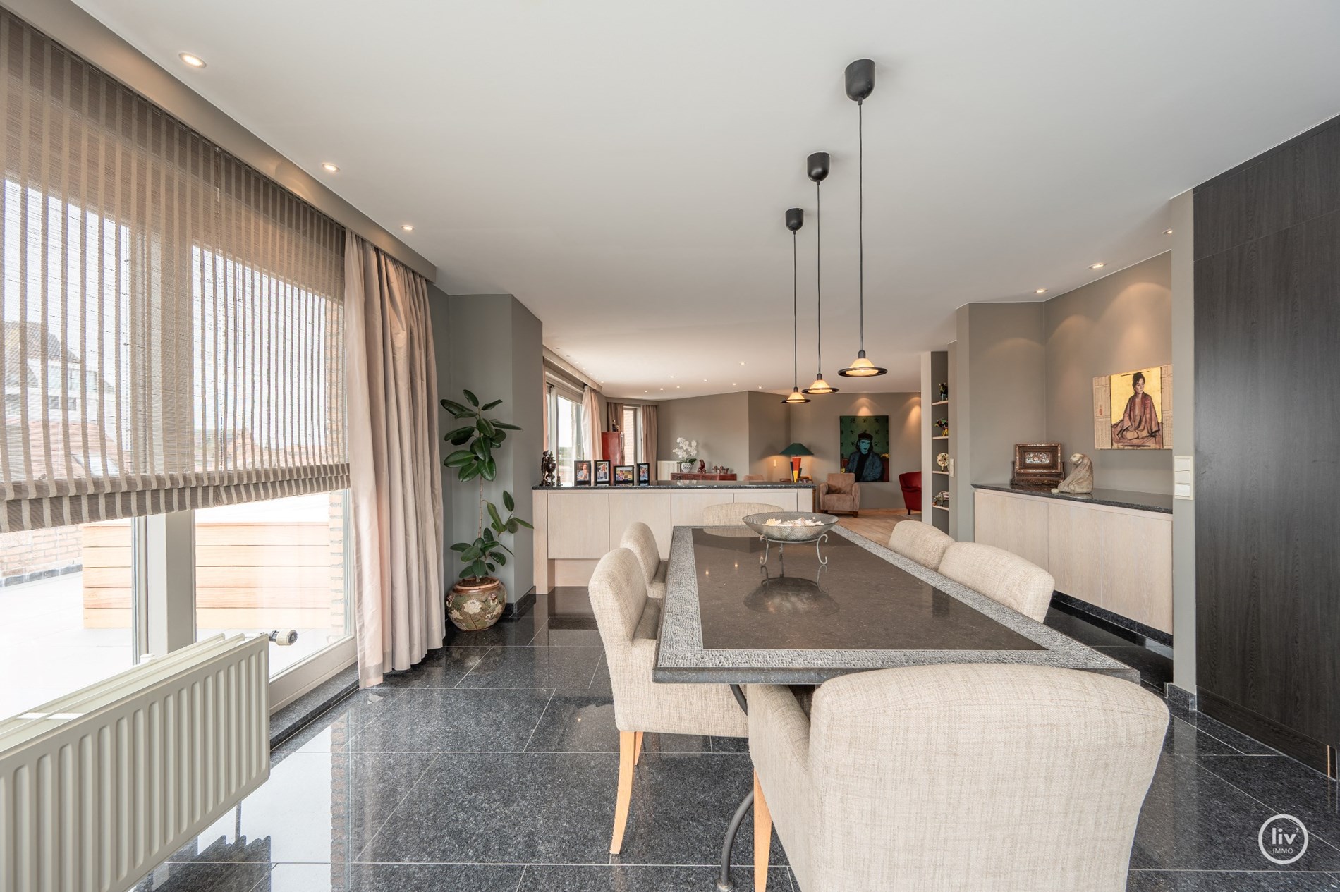 “Unieke Penthouse (1992) te koop op een toplocatie in Knokke –3 -kamerappartement met uitzonderlijke zonneterrassen van meer dan +/- 200m2 . 