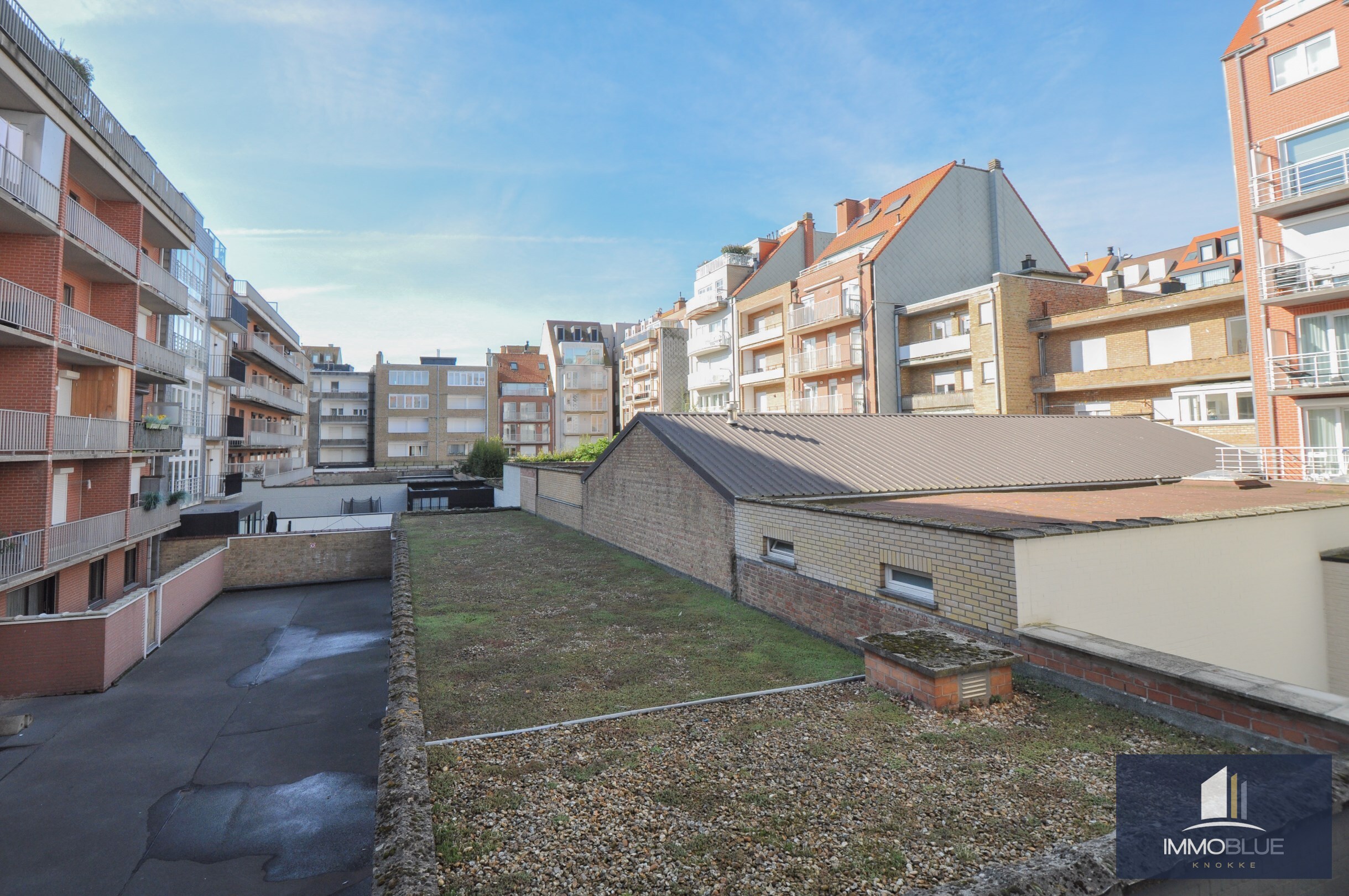 Centraal gelegen, instapklaar zonnig tweeslaapkamerappartement op enkele stappen van de zee en het commercieel centrum. 