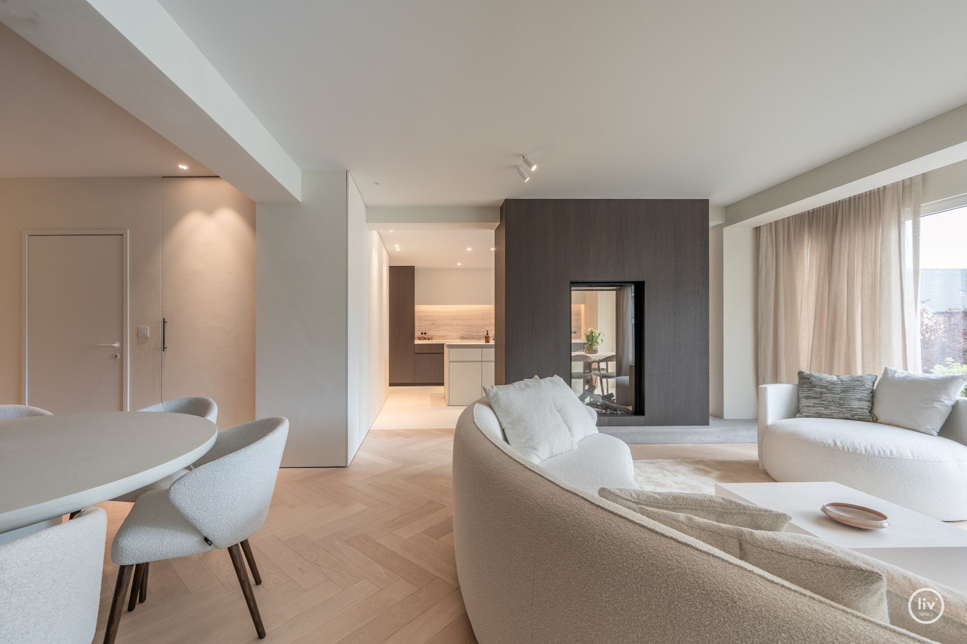 OPENDEURDAG vrijdag 11 juli 2025 van 16:15 tot 18:00 in de Van Bunnenlaan 32, 8300 Knokke-Heist. Magnifiek gerenoveerd appartement van 150 m&#178; met open zicht op de Heilighart kerk – Dumortierlaan, Knok 