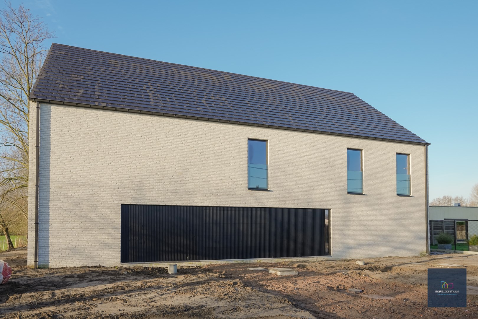 Halfopen casco villawoning met prachtig uitzicht en veel potentieel 