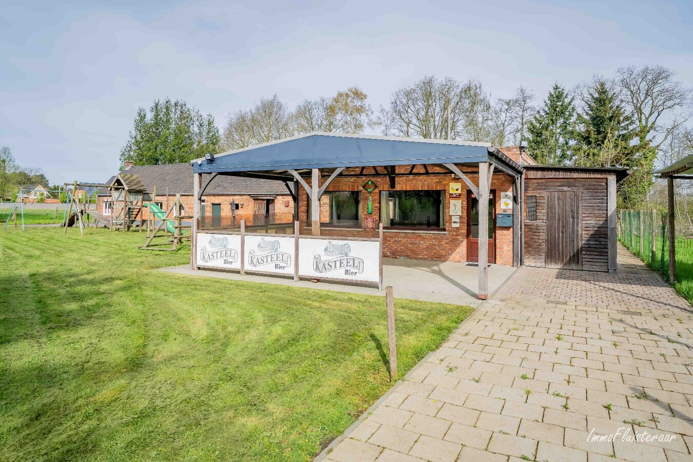 Quietly located house to renovate with pond and outbuilding on a parcel of about 1,7 hectares in Begijnendijk. 