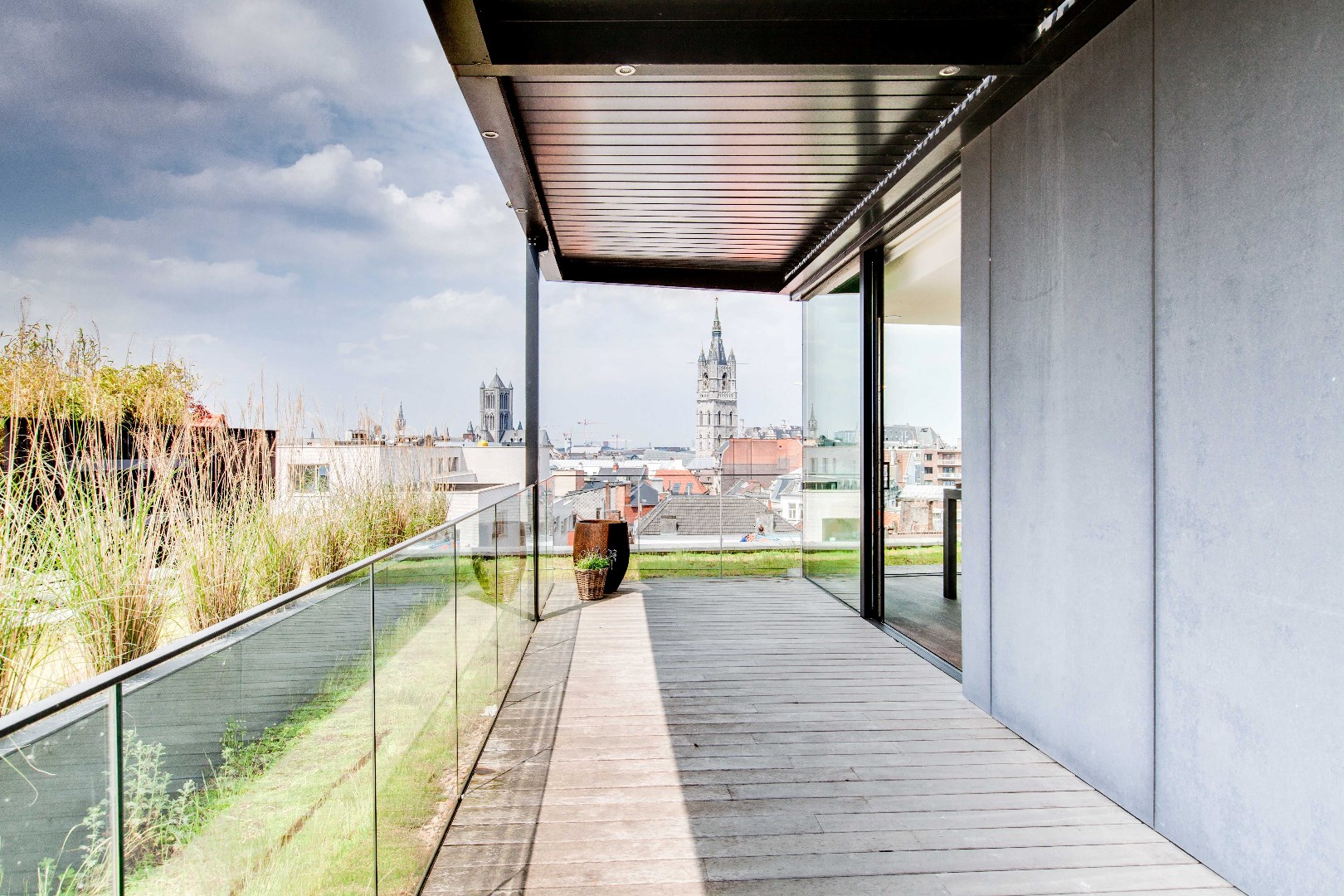 Unieke en lichtrijke penthouse ( Skybox)  met zicht op de 3 torens  nabij de Kouter 