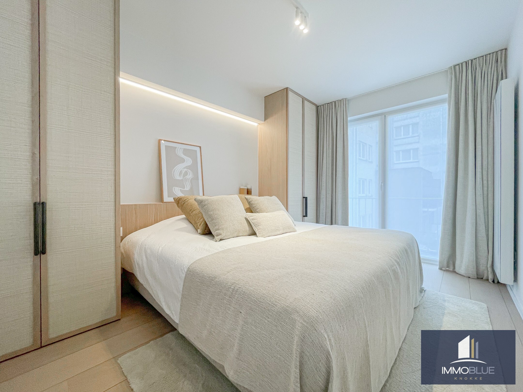 Volledig gerenoveerd, tijdloos appartement met open zicht en een royale gevelbreedte. 