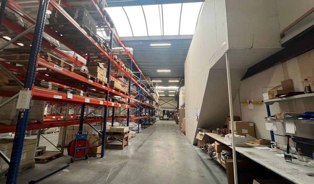 Bedrijfsgebouw met laadkade en kantoren te huur in Zottegem