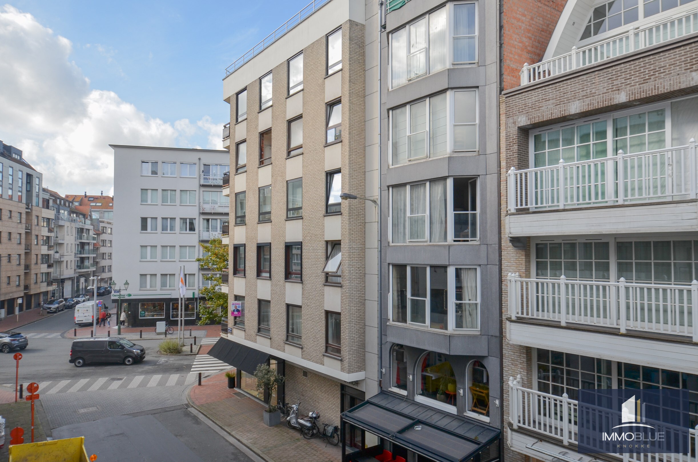 Centraal gelegen, volledig gerenoveerd appartement gelegen in de Zoutelaan op wandelafstand van het commercieel centrum. 