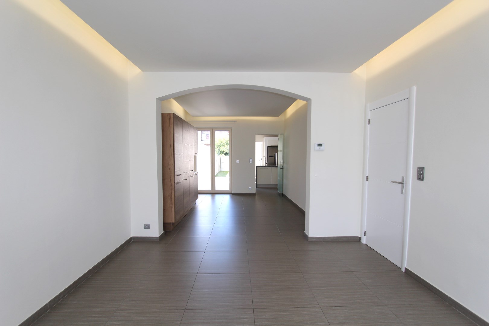 MOOI VERNIEUWDE WONING MET TUIN 