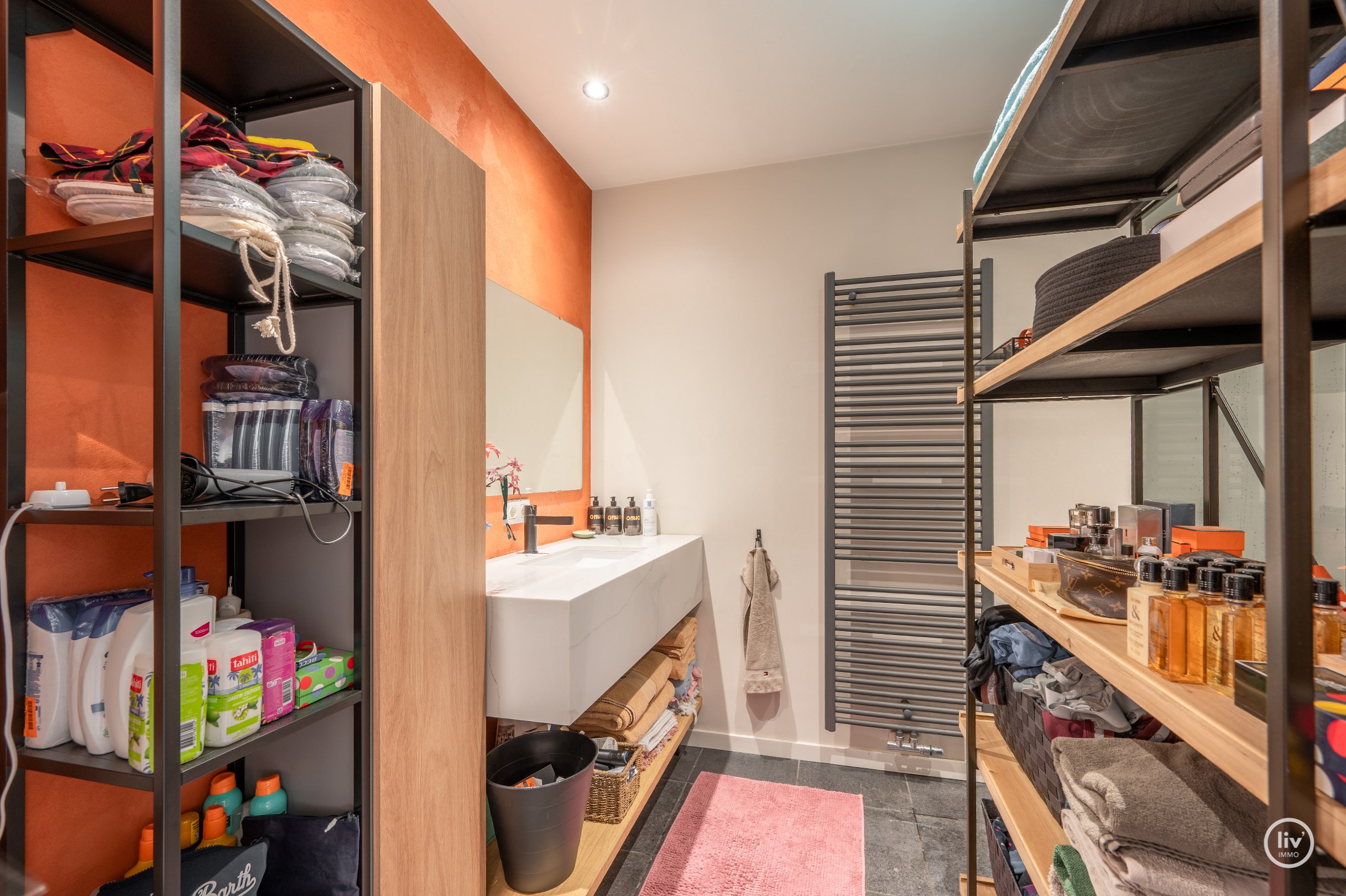 Charmante, recent gerenoveerde woning met prachtige tuin en topligging in het centrum van Sluis op enkele minuten van Knokke-Heist. 
