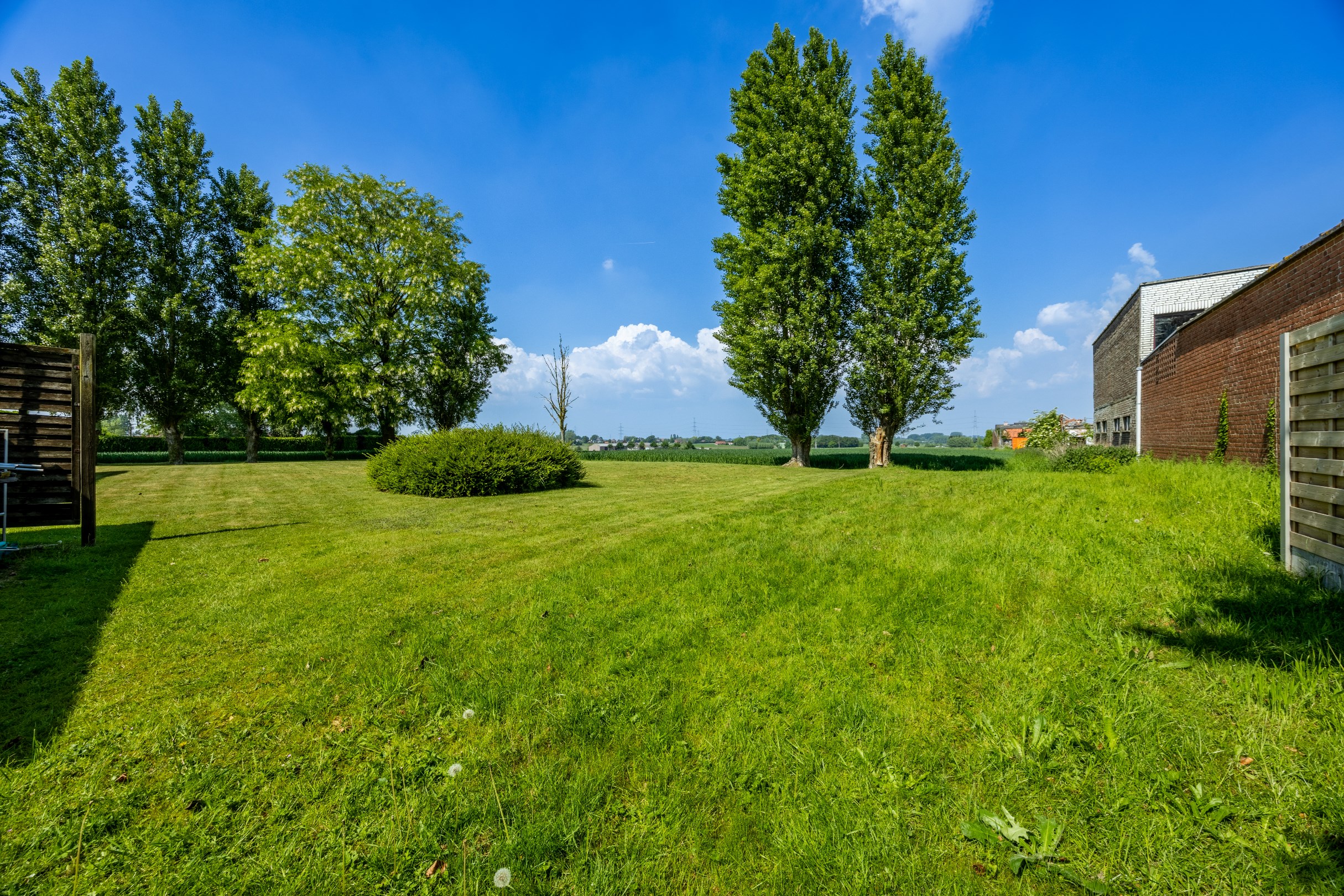 LANDELIJK GELEGEN WONING OP 1.674 M&#178; 