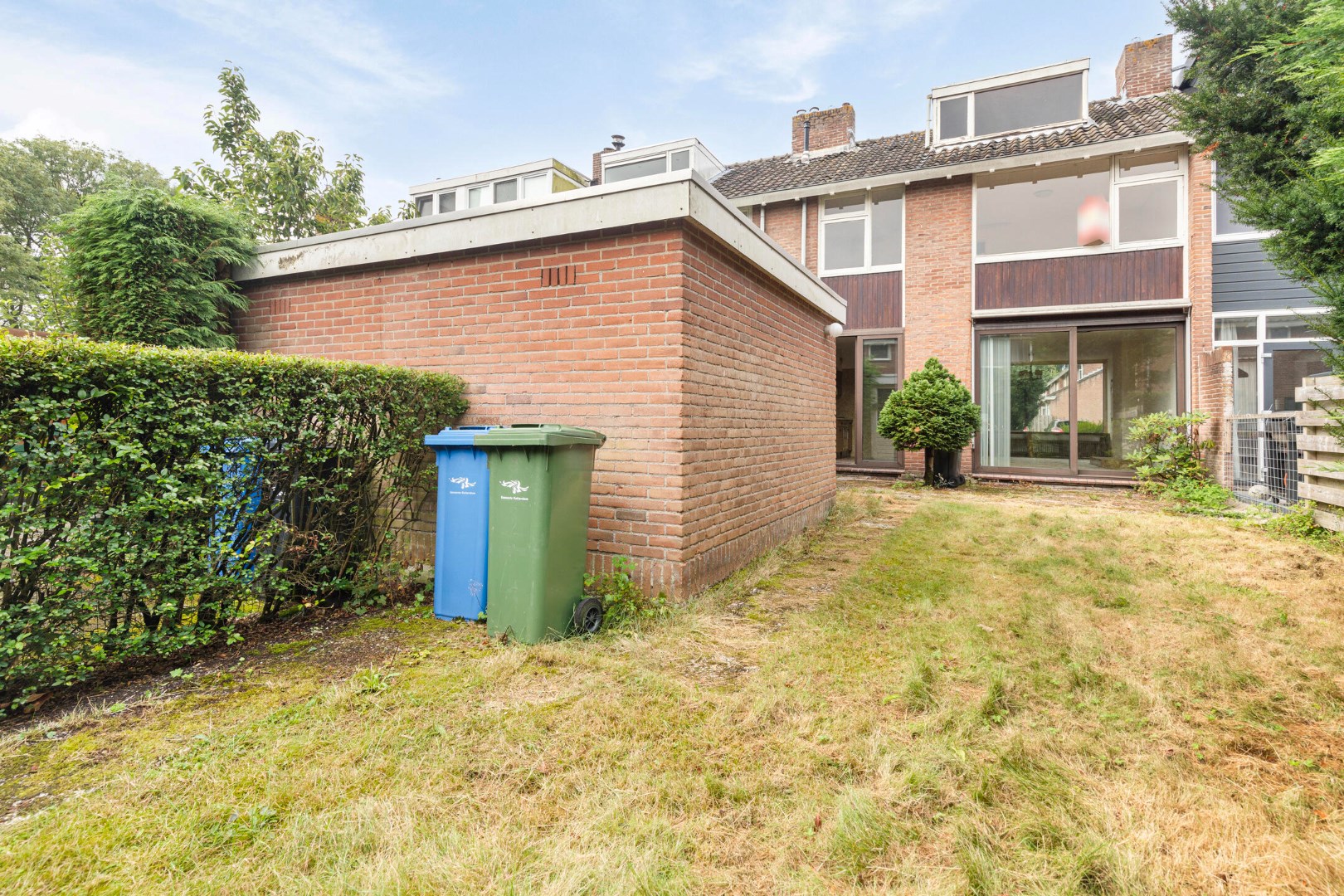 Visioenairs opgelet! Ruime 6-kamer tussenwoning met schuifpui aan de achterzijde, ruime voor- en achtertuin en gelegen op eigen grond! 