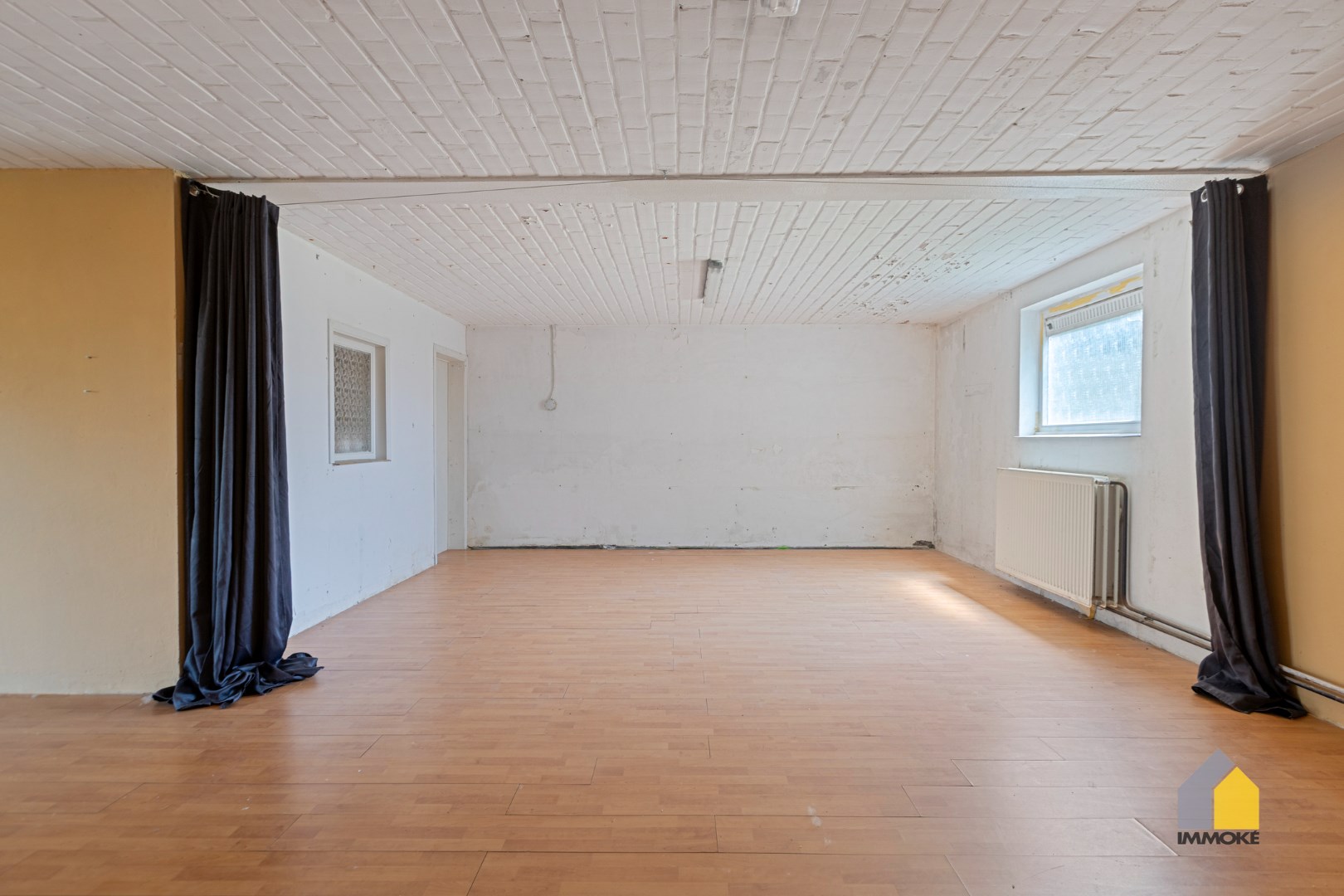 Halfvrijstaande woning met 3 slpks en grote polyvalente ruimte op perceel van 5 a 25 ca. 