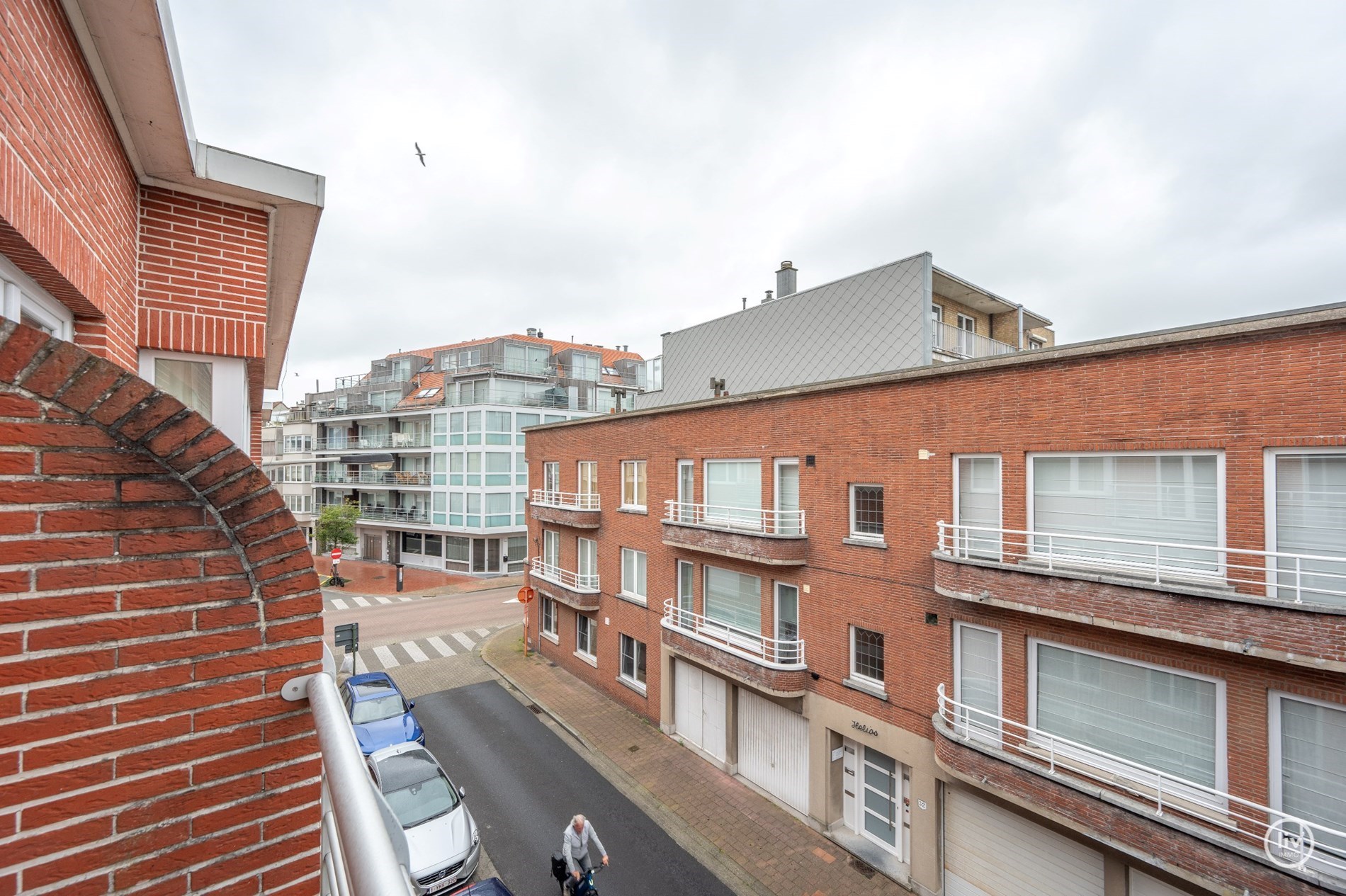 Appartement ensoleill&#233; b&#233;n&#233;ficiant d&#39;une vue magnifique sur les villas de Knokke, tr&#232;s bien situ&#233; &#224; proximit&#233; du centre et de la mer. 