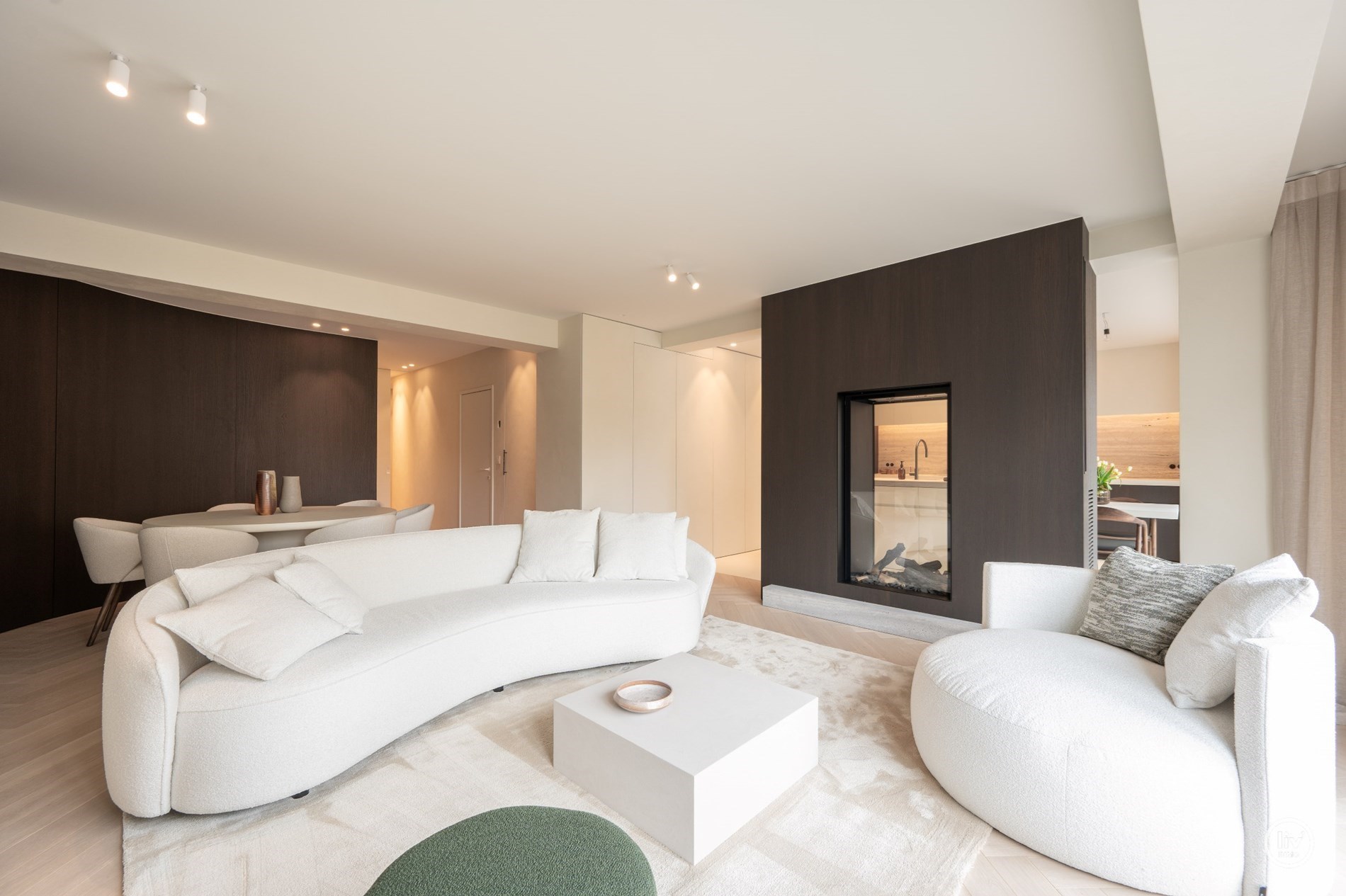 OPENDEURDAG vrijdag 11 juli 2025 van 16:15 tot 18:00 in de Van Bunnenlaan 32, 8300 Knokke-Heist. Magnifiek gerenoveerd appartement van 150 m&#178; met open zicht op de Heilighart kerk – Dumortierlaan, Knok 