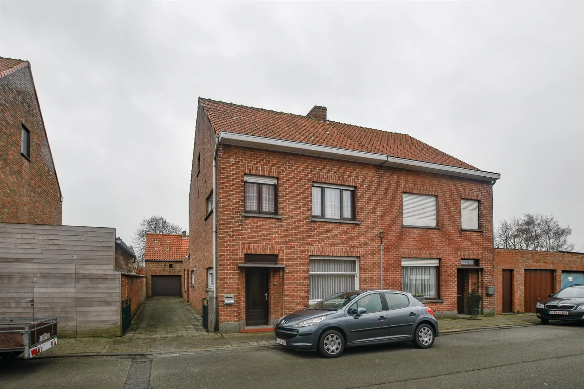 Centraal gelegen woning met zongerichte tuin en apart bijgebouw met garage/werkplaats , 3 slaapkamers en in te richten  zolder