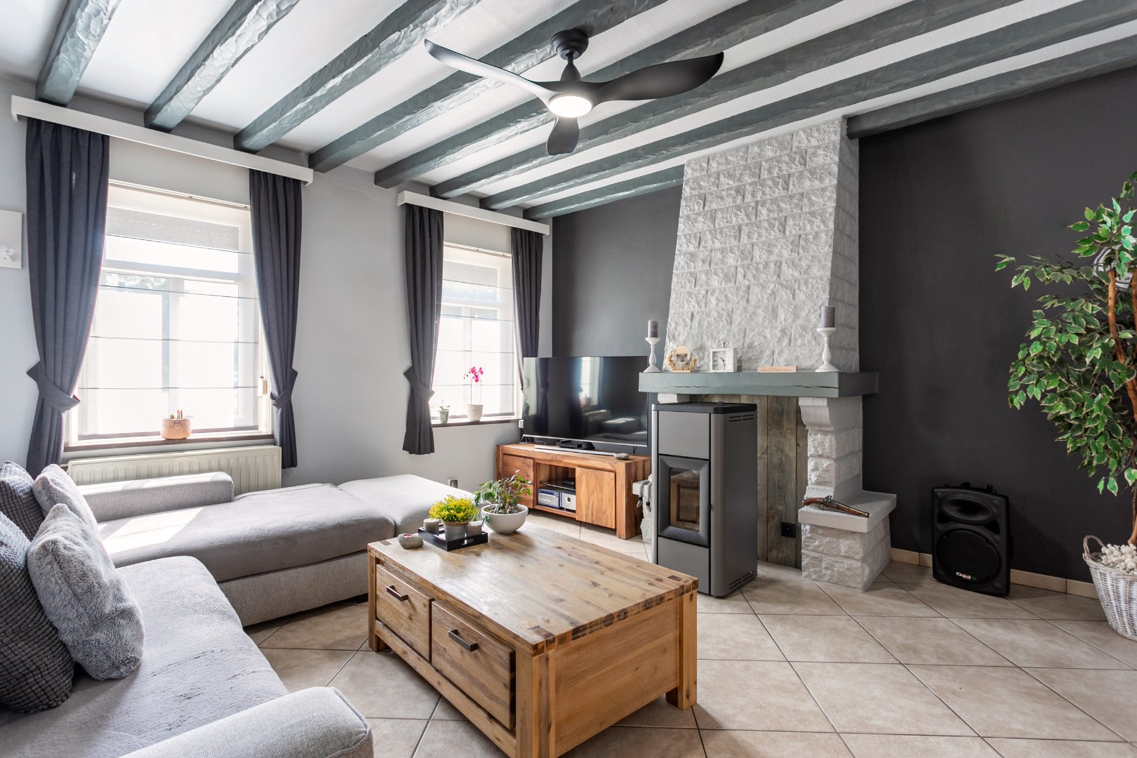 Ruime kangoeroewoning met 6 slpks, 2bdks, 2 garages en tuin te Oetingen 