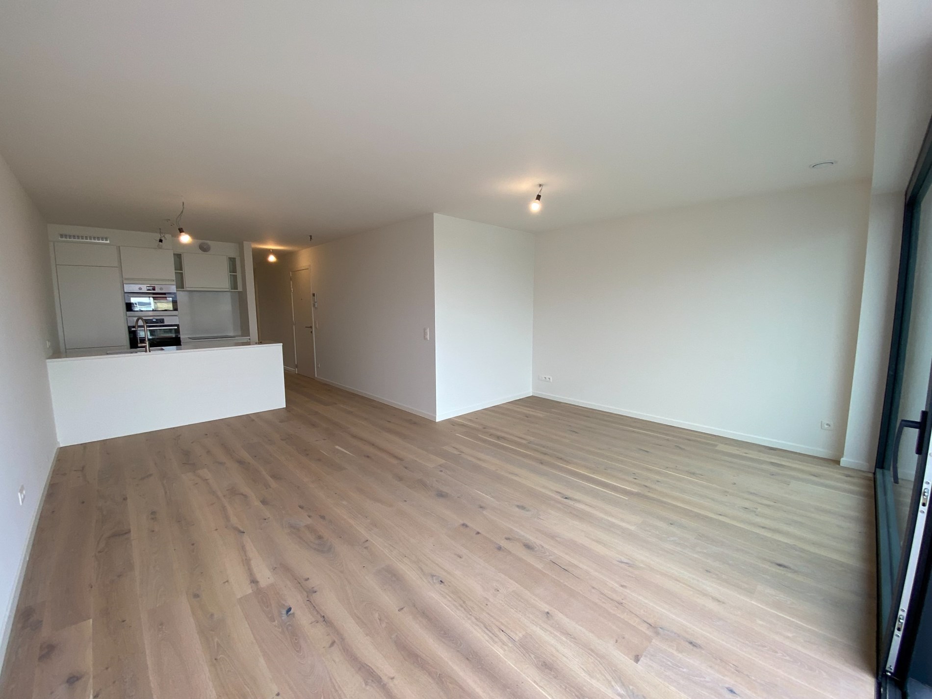 ONGEMEUBELD - Nieuwbouw appartement met 2 slaapkamers gelegen op de Lippenslaan te Knokke met een OPEN ZICHT over de GOLF! 