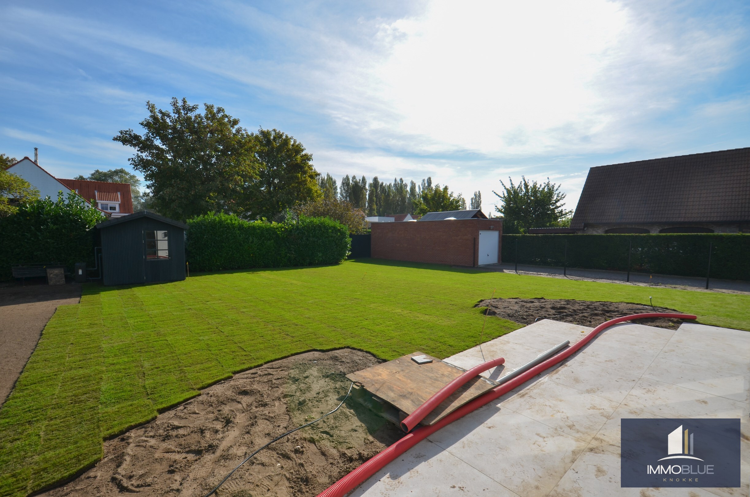 Luxueuse villa enti&#232;rement r&#233;nov&#233;e avec jardin ensoleill&#233; et piscine. 