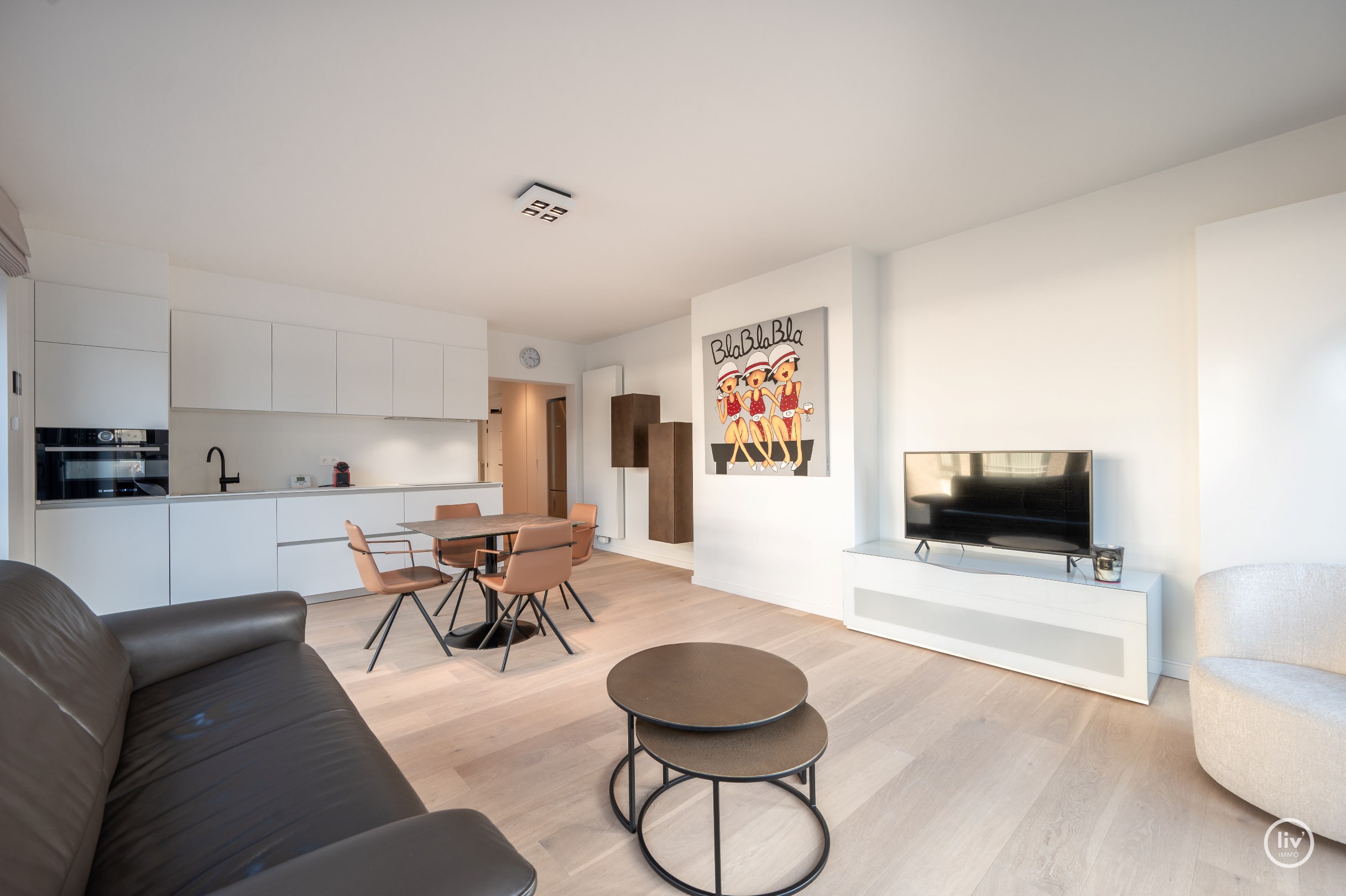 Mooi gerenoveerd HOEKappartement met 3 slaapkamers centraal gelegen op de Lippenslaan te Knokke. 