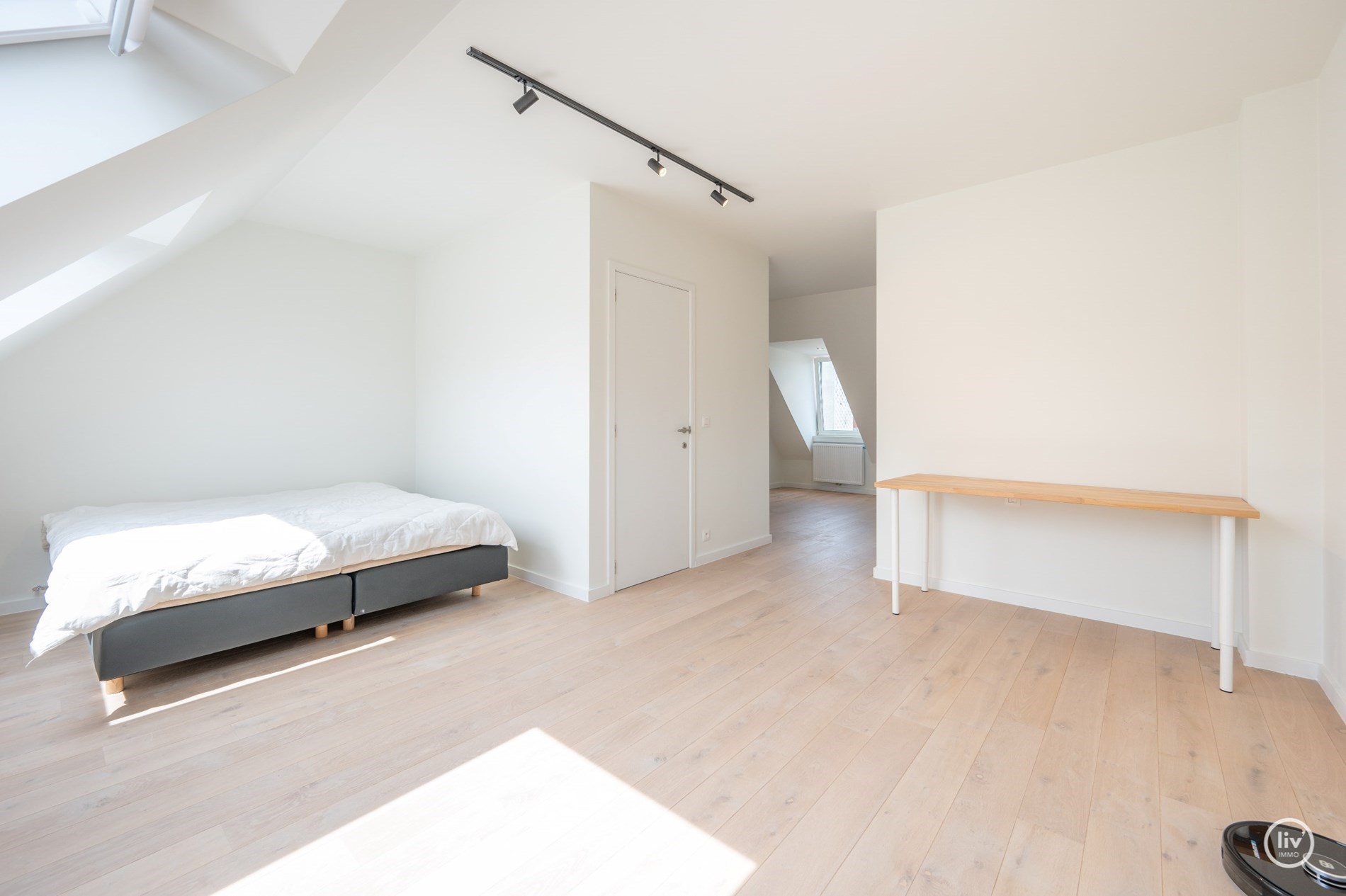 Prachtig, ruime en tevens r&#233;cente triplex (199 m2) in een zijstraat van de lippenslaan vlakbij de zeedijk te Knokke. 