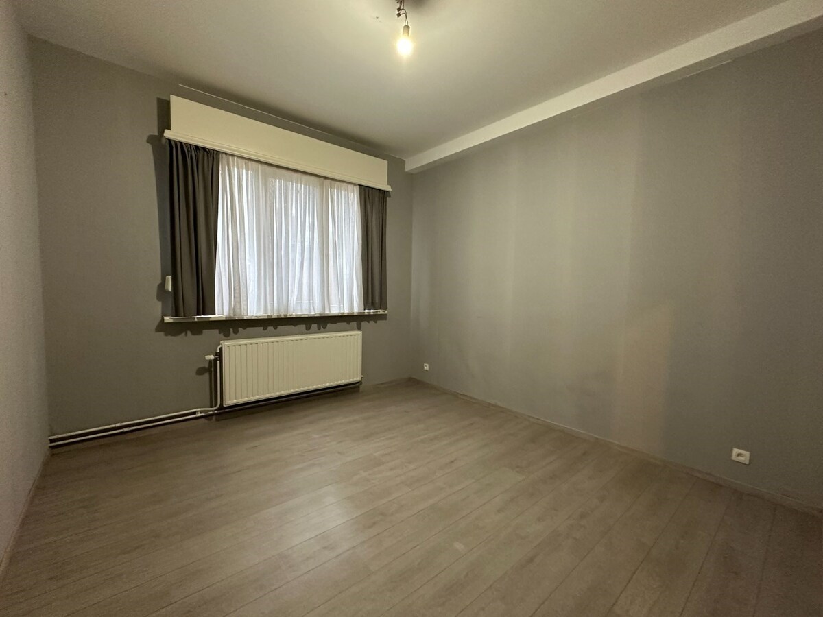 Opbrengsteigendom met 8 appartementen, 10 ondergrondse garageboxen. 