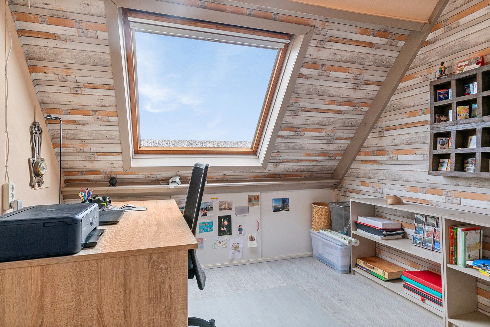Keurige 5-kamer tussenwoning met een dakkapel aan de voorzijde, zonnepanelen en ruime tuin met houten berging. 