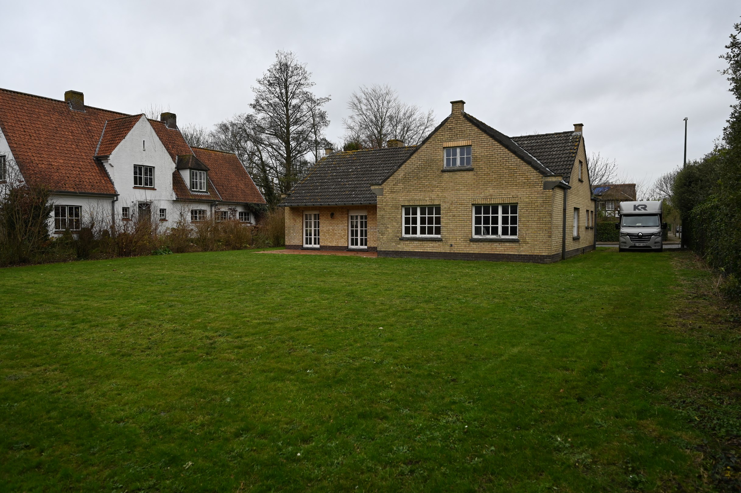 Rustig gelegen villa  op een prachtig perceel van 937 m&#178; in een residenti&#235;le wijk vlakbij de invalswegen en op enkele minuten rijden van het centrum van Knokke en het Zoute. 