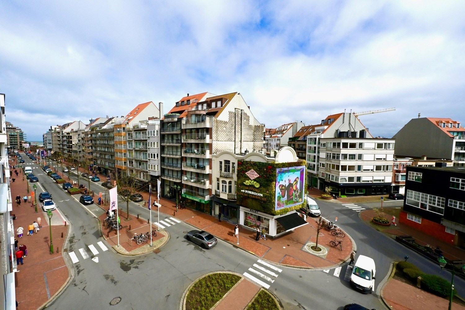 ONGEMEUBELD - Woonappartement in een rustige residentie, op de Lippenslaan (10m fa&#231;ade!). 