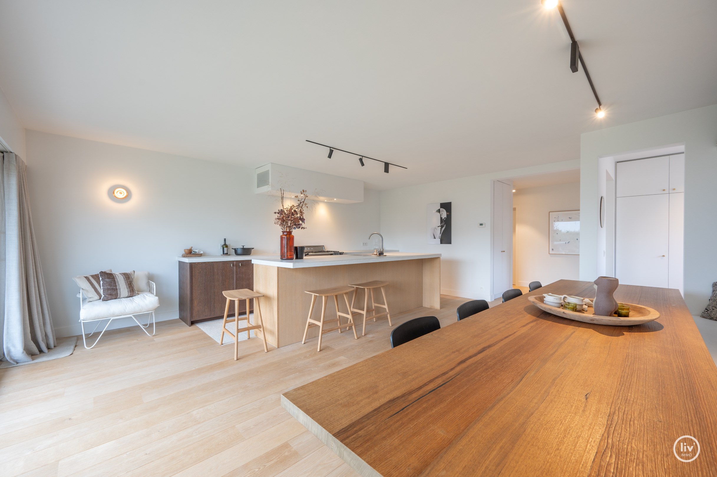 Appartement de plain-pied r&#233;nov&#233; et confortable avec un beau jardin, situ&#233; au centre de l&#39;avenue du Centenaire &#224; Knokke. 