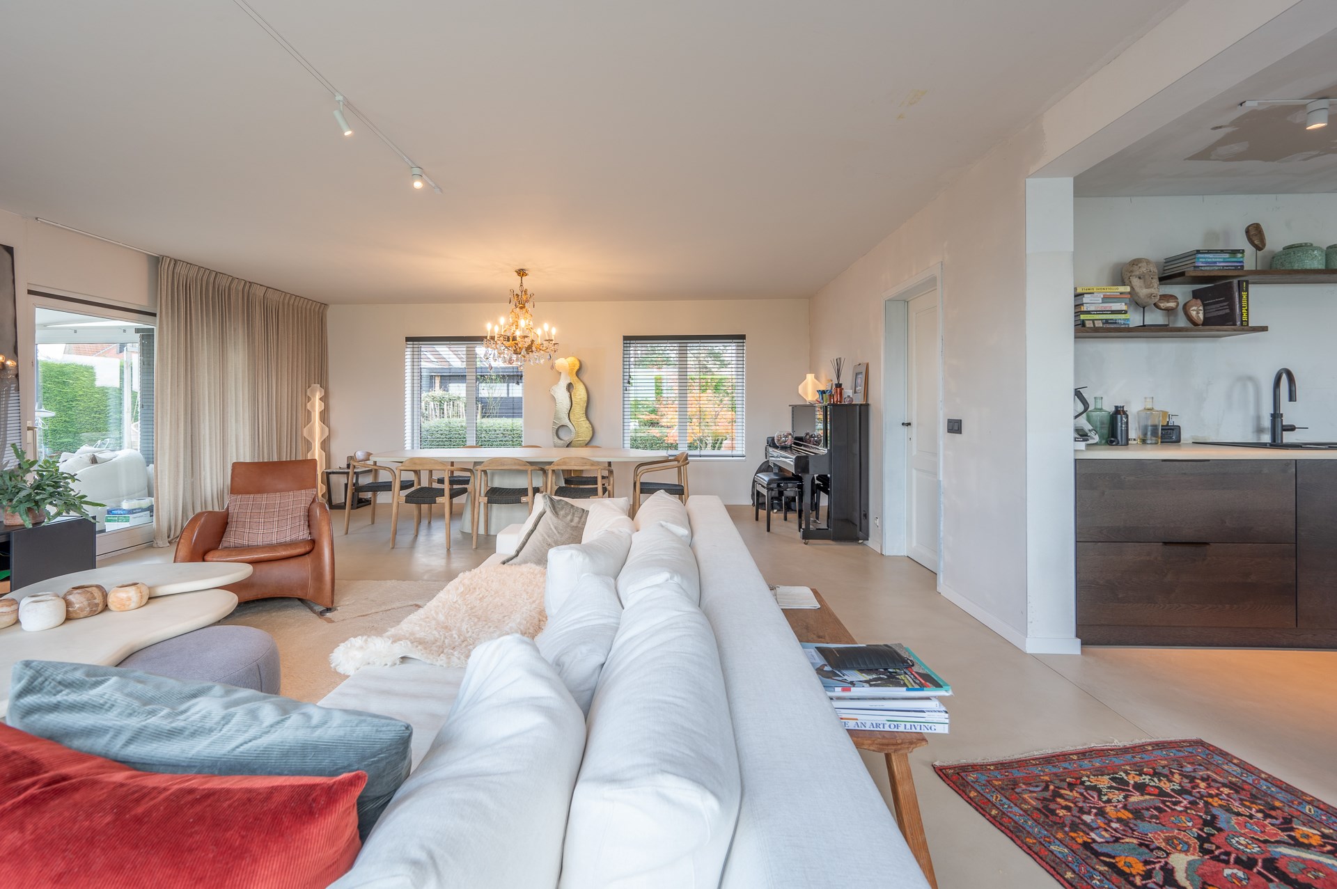 Uitzonderlijke en gerenoveerde eigendom ( 5.510 m&#178; grond ) vlakbij het centrum van Knokke-Heist en toch genietend van een uitzonderlijk open zicht over de Knokse Polders. 
