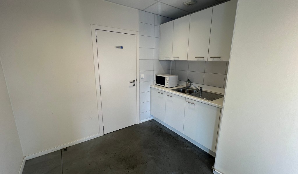 Bedrijfsgebouw met laadkade en kantoren te huur in Zottegem