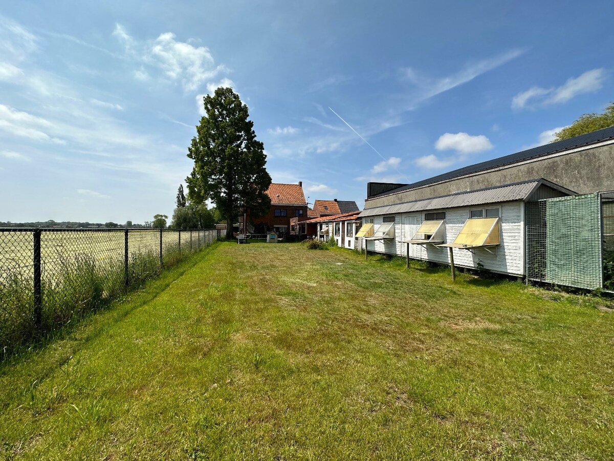 Rustig gelegen woning met 4 slaapkamers en tuin en landelijk uitzicht te Eernegem 