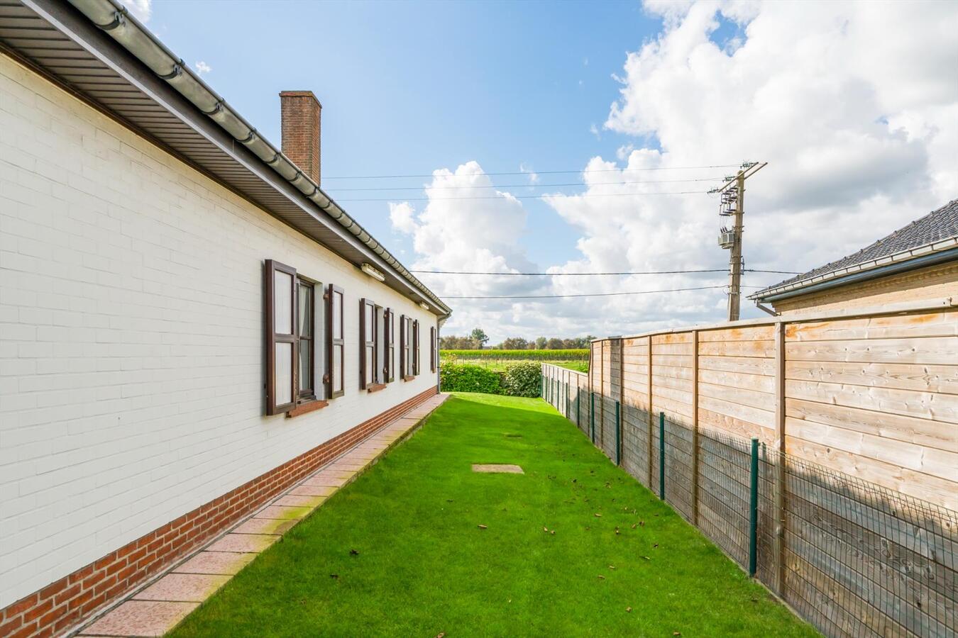 Rustig gelegen alleenstaande woning met 3 slaapkamers te Zerkegem 