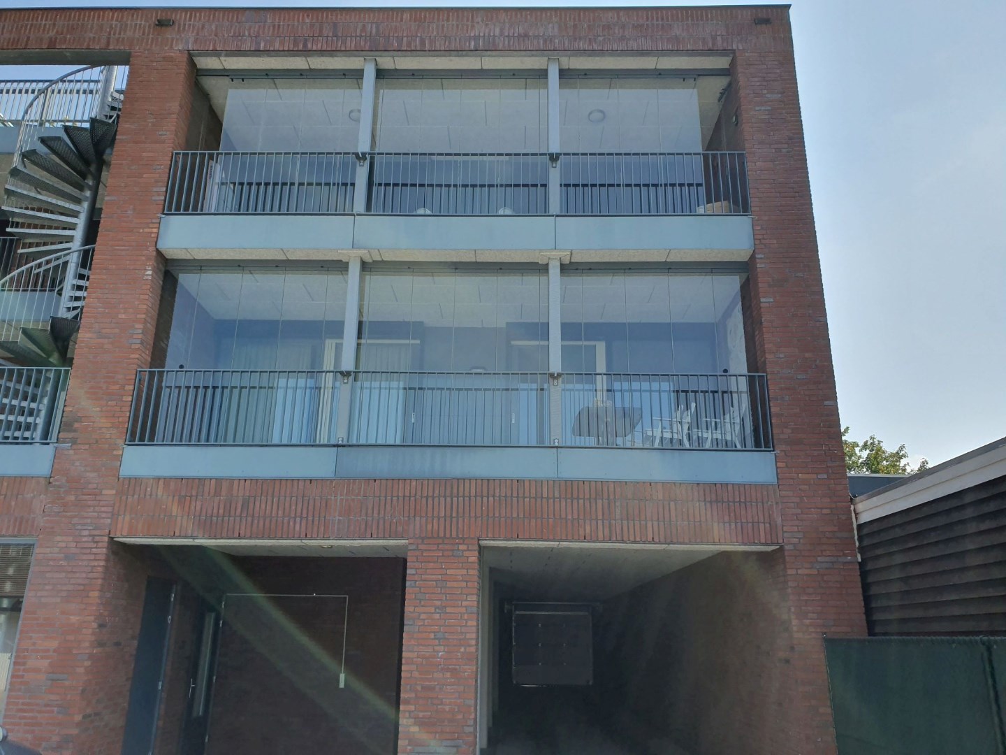 Ruim appartement in het centrum van Sevenum met twee slaapkamers, twee balkons en eigen garage met parkeerplaats op een afgesloten binnenplaats. 