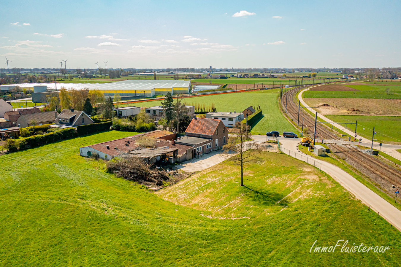 Voyante woning met stalgebouw en aanpalende weiden op 9.599m&#178; 