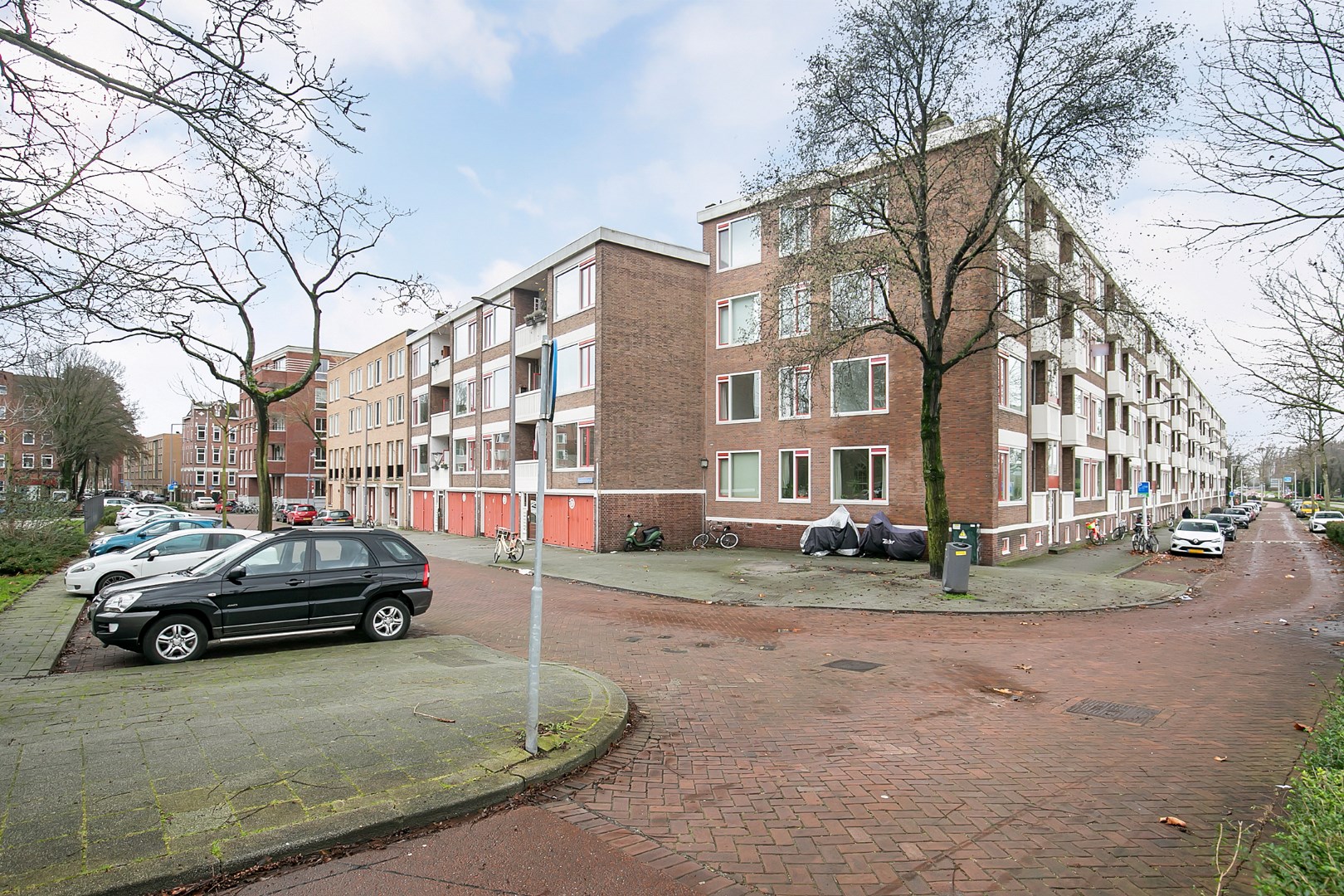 Wonen in Rotterdam met uitzicht op de naamgever van de stad (&quot;de Rotte&quot;) met veel voorzieningen in de buurt? Dan is dit 2 kamer portiek appartement met berging en balkon uw optie. 