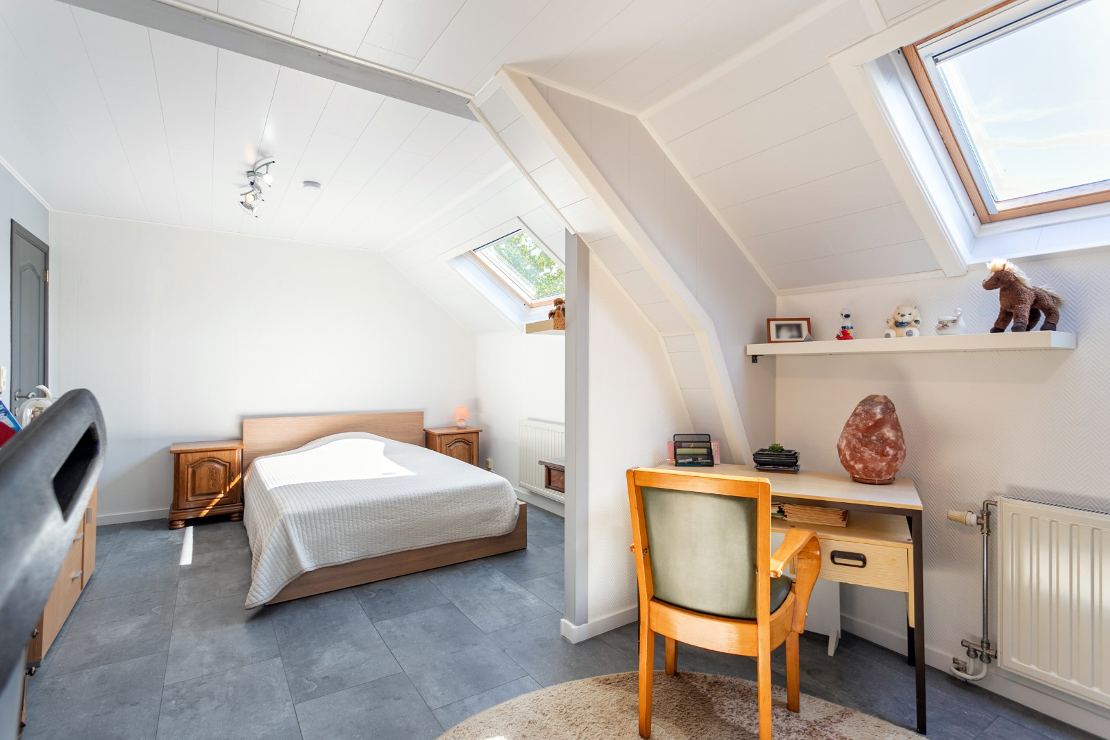 Ruime kangoeroewoning met 6 slpks, 2bdks, 2 garages en tuin te Oetingen 